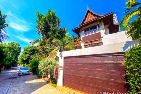 Casa de 4 dormitorios en Pattaya, Tailandia № 132339 - foto 4