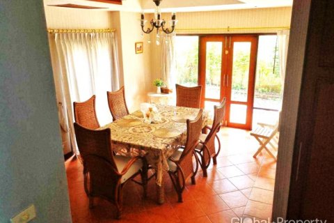 Casa de 4 dormitorios en Pattaya, Tailandia № 132339 - foto 7