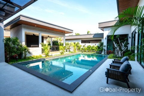 Casa de 4 dormitorios en Pattaya, Tailandia № 120581 - foto 4