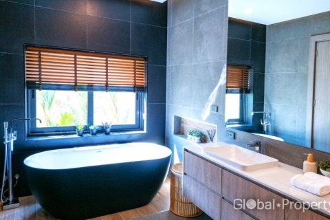 Casa de 4 dormitorios en Pattaya, Tailandia № 120581 - foto 22