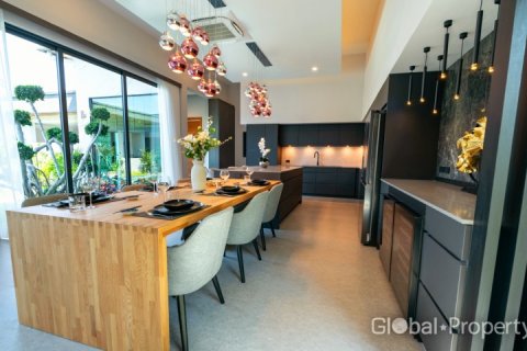 Casa de 4 dormitorios en Pattaya, Tailandia № 120581 - foto 17