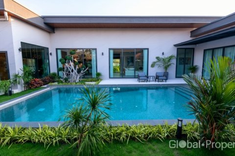 Casa de 4 dormitorios en Pattaya, Tailandia № 120581 - foto 5