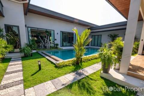 Casa de 4 dormitorios en Pattaya, Tailandia № 120581 - foto 3