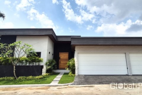 Casa de 4 dormitorios en Pattaya, Tailandia № 120581 - foto 30
