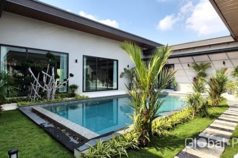 Casa de 4 dormitorios en Pattaya, Tailandia № 120581 - foto 2