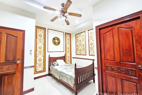 Casa de 3 dormitorios en Pattaya, Tailandia № 120579 - foto 11