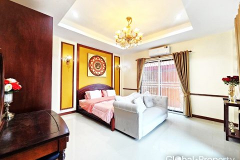 Casa de 3 dormitorios en Pattaya, Tailandia № 120579 - foto 9