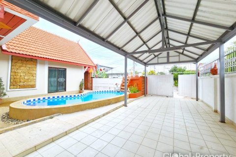 Casa de 3 dormitorios en Pattaya, Tailandia № 120579 - foto 2