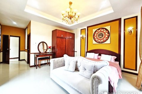 Casa de 3 dormitorios en Pattaya, Tailandia № 120579 - foto 5