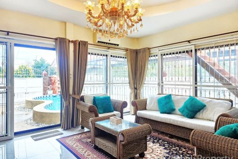 Casa de 3 dormitorios en Pattaya, Tailandia № 120579 - foto 4