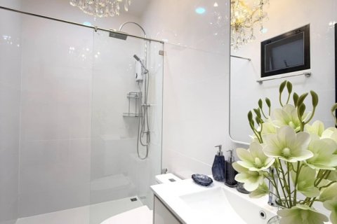 Casa de 4 dormitorios en Pattaya, Tailandia № 120580 - foto 18