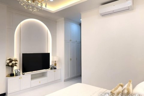 Casa de 4 dormitorios en Pattaya, Tailandia № 120580 - foto 11