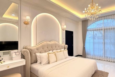 Casa de 4 dormitorios en Pattaya, Tailandia № 120580 - foto 12