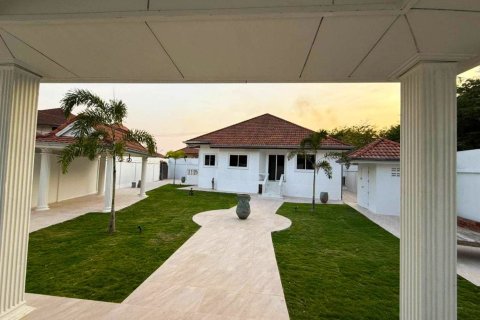 Casa de 4 dormitorios en Pattaya, Tailandia № 81347 - foto 3