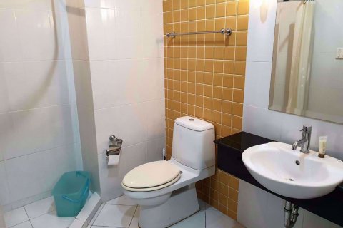 Condominio de 2 dormitorios en Khlong Toei, Bangkok, Tailandia № 77123 - foto 7
