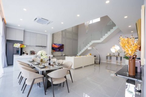 Chalet de 4 dormitorios en Pattaya, Tailandia № 125930