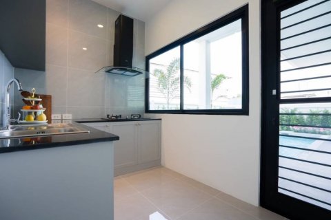 Chalet de 4 dormitorios en Pattaya, Tailandia № 125928 - foto 7