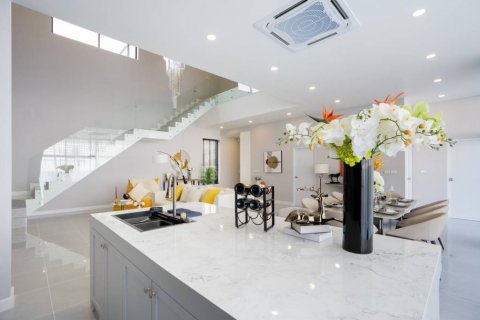 Chalet de 4 dormitorios en Pattaya, Tailandia № 125928 - foto 6