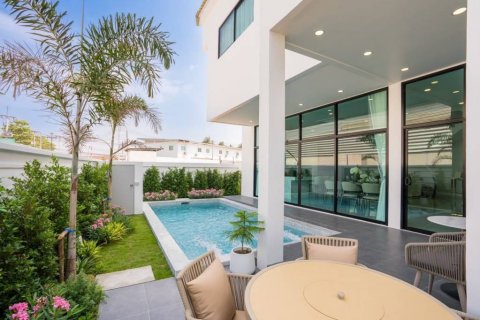 Chalet de 4 dormitorios en Pattaya, Tailandia № 125928 - foto 2