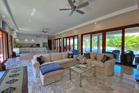Casa de 3 dormitorios en Hua Hin, Tailandia № 125445 - foto 13