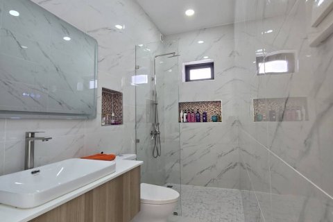 Chalet de 3 dormitorios en Surat Thani, Tailandia № 126603 - foto 9