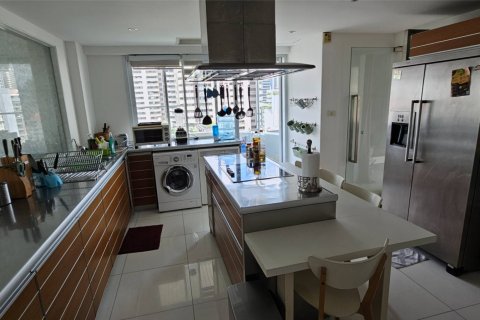 Condominio de 3 dormitorios en Khlong Toei, Bangkok, Tailandia № 123814 - foto 3