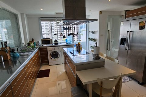 Condominio de 3 dormitorios en Khlong Toei, Bangkok, Tailandia № 123814 - foto 10