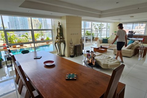 Condominio de 3 dormitorios en Khlong Toei, Bangkok, Tailandia № 123814 - foto 2