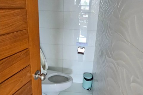 Condominio de 3 dormitorios en Khlong Toei, Bangkok, Tailandia № 123814 - foto 4