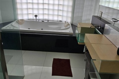 Condominio de 3 dormitorios en Khlong Toei, Bangkok, Tailandia № 123814 - foto 21