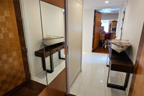 Condominio de 3 dormitorios en Khlong Toei, Bangkok, Tailandia № 123814 - foto 24