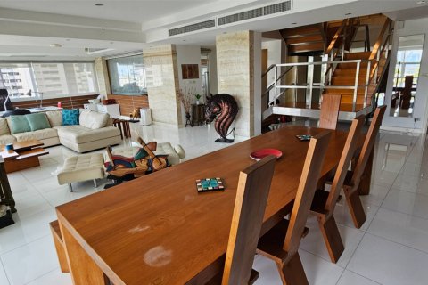 Condominio de 3 dormitorios en Khlong Toei, Bangkok, Tailandia № 123814 - foto 8