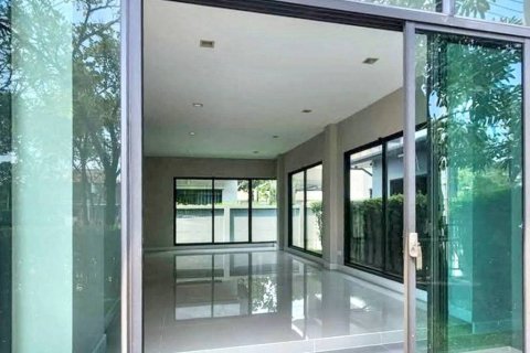Casa de 4 dormitorios en Saphan Sung, Bangkok, Tailandia № 132952 - foto 3