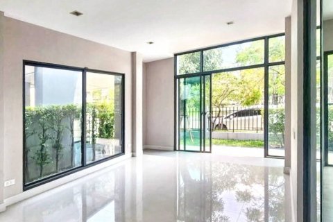 Casa de 4 dormitorios en Saphan Sung, Bangkok, Tailandia № 132952 - foto 2