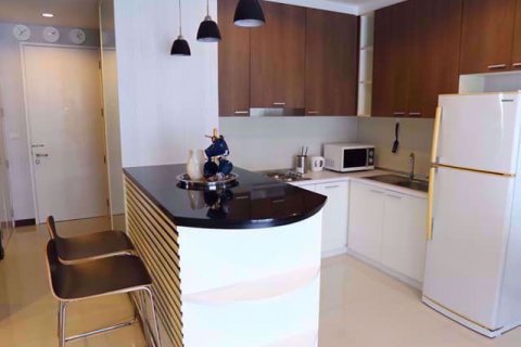 Condominio de 2 dormitorios en Phra Khanong, Bangkok, Tailandia № 76232 - foto 4