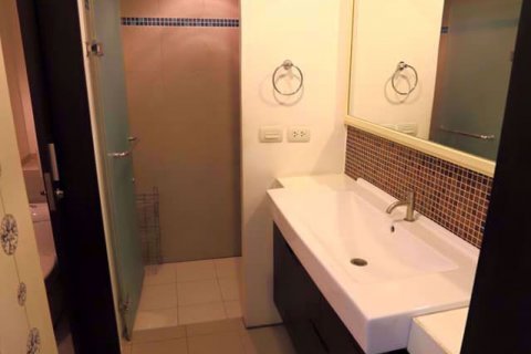 Condominio de 2 dormitorios en Phra Khanong, Bangkok, Tailandia № 76232 - foto 11