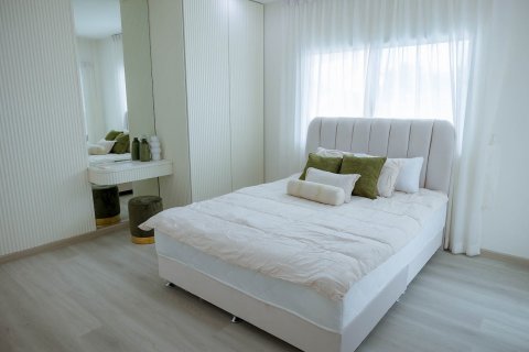Casa de 5 dormitorios en Chon Buri, Tailandia № 133106 - foto 17