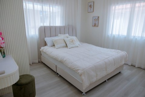 Casa de 5 dormitorios en Chon Buri, Tailandia № 133106 - foto 14
