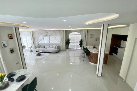 Casa de 5 dormitorios en Chon Buri, Tailandia № 133106 - foto 12