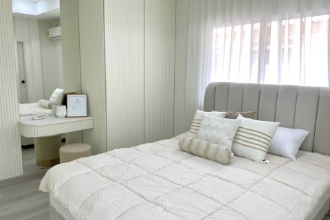 Casa de 5 dormitorios en Chon Buri, Tailandia № 133106 - foto 13
