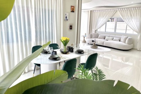 Casa de 5 dormitorios en Chon Buri, Tailandia № 133106 - foto 5