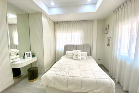 Casa de 5 dormitorios en Chon Buri, Tailandia № 133106 - foto 15