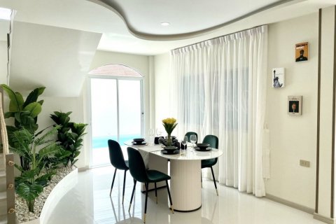Casa de 5 dormitorios en Chon Buri, Tailandia № 133106 - foto 8