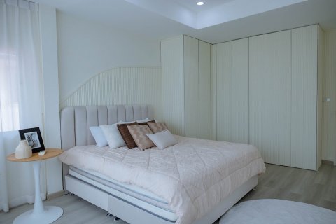 Casa de 5 dormitorios en Chon Buri, Tailandia № 133106 - foto 19