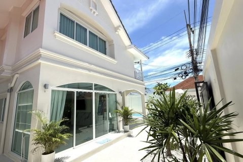 Casa de 5 dormitorios en Chon Buri, Tailandia № 133106 - foto 4