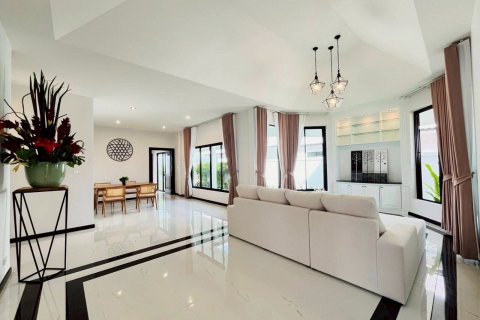 Casa de 3 dormitorios en Pattaya, Tailandia № 133105 - foto 5