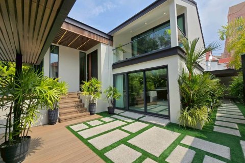 Casa de 4 dormitorios en Pattaya, Tailandia № 133108 - foto 11