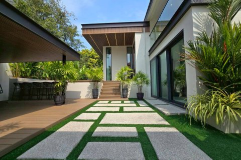 Casa de 4 dormitorios en Pattaya, Tailandia № 133108 - foto 15