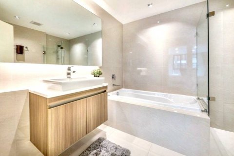 Condominio de 2 dormitorios en Khlong Toei, Bangkok, Tailandia № 125865 - foto 6