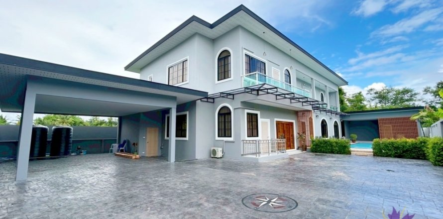 Casa de 4 dormitorios en San Sai, Tailandia № 132381